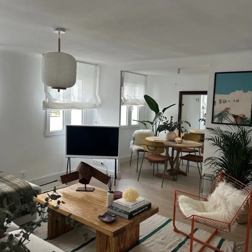 El salón comedor terminado, con la zona de estar y el comedor al fondo