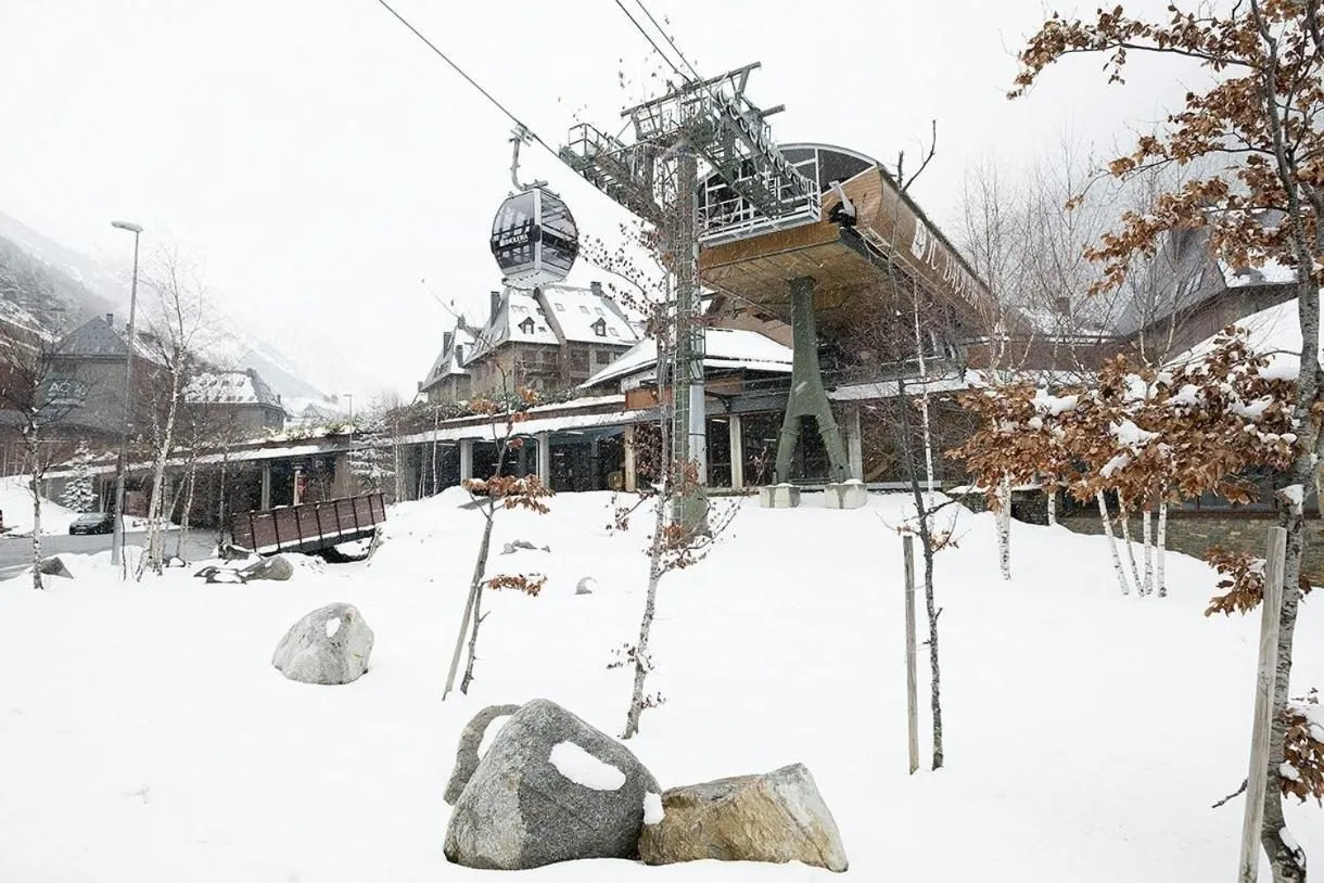 La estación del telecabina de Baqueira, nevada