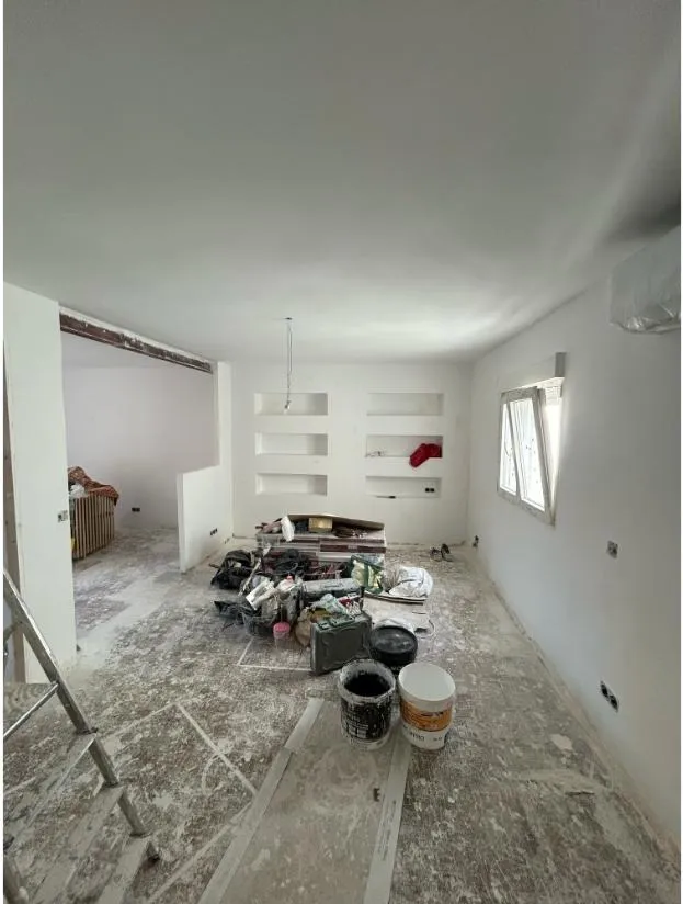 La misma habitación en obra, enlucida de blanco y con las hornacinas ya abiertas en el tabique