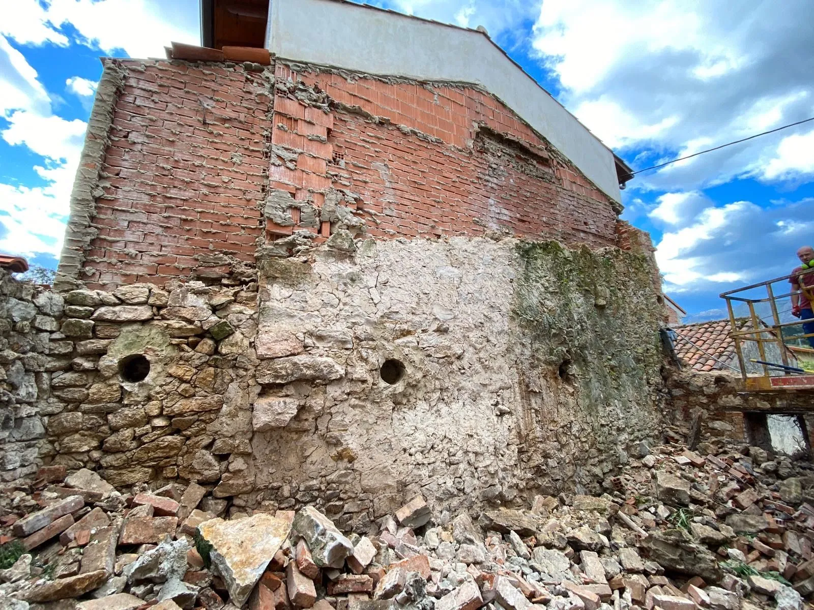 Demolición de la fábrica de ladrillo sobre el muro de piedra original