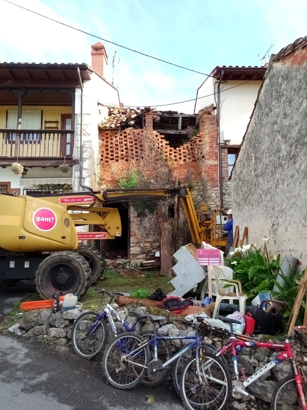Plataforma elevadora trabajando sobre la fachada durante la demolición