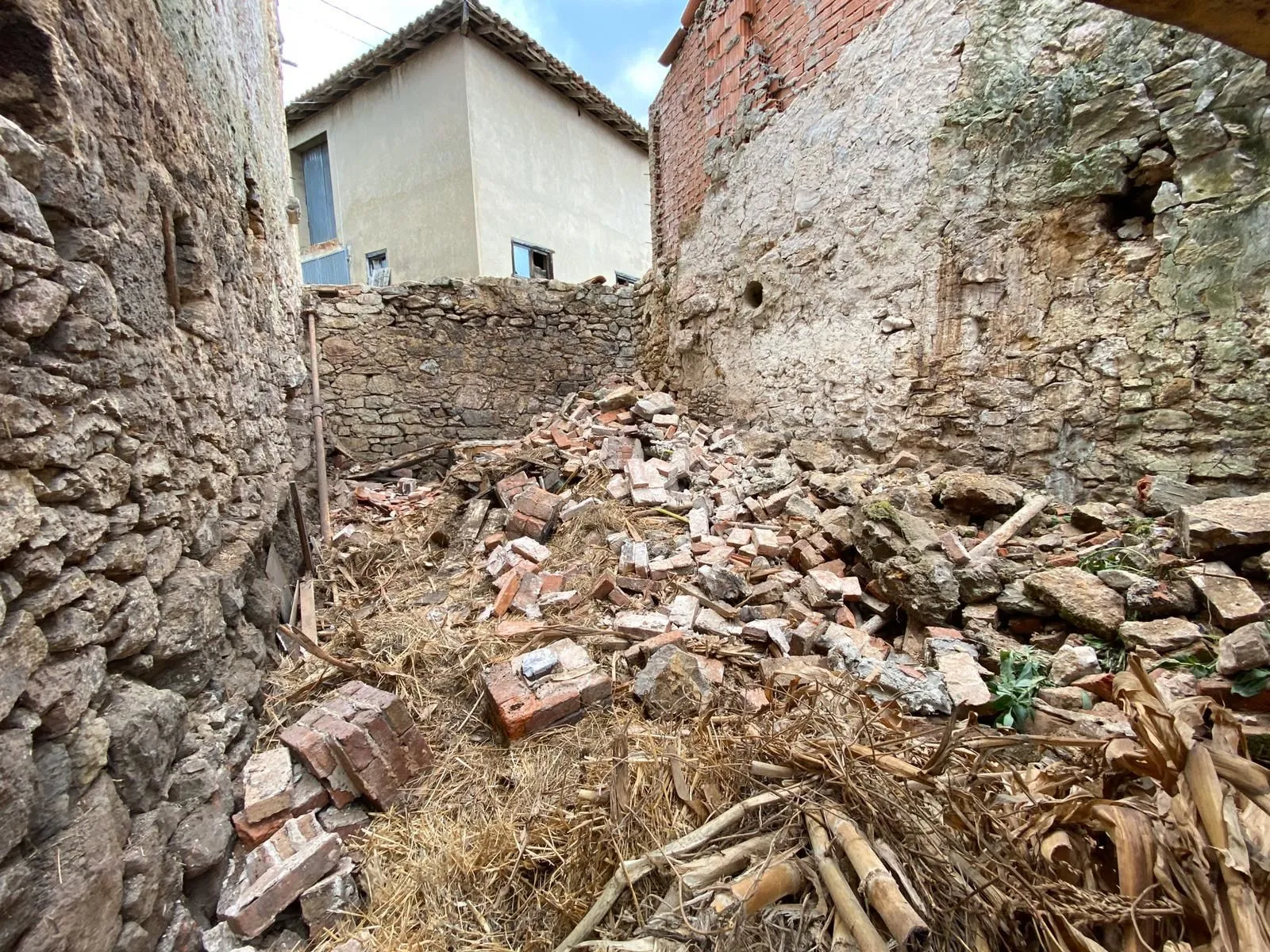 El interior vaciado, con los muros de piedra al descubierto